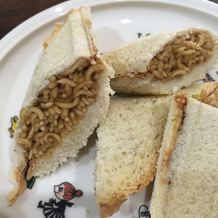 ペヤングで焼きそばホットサンド